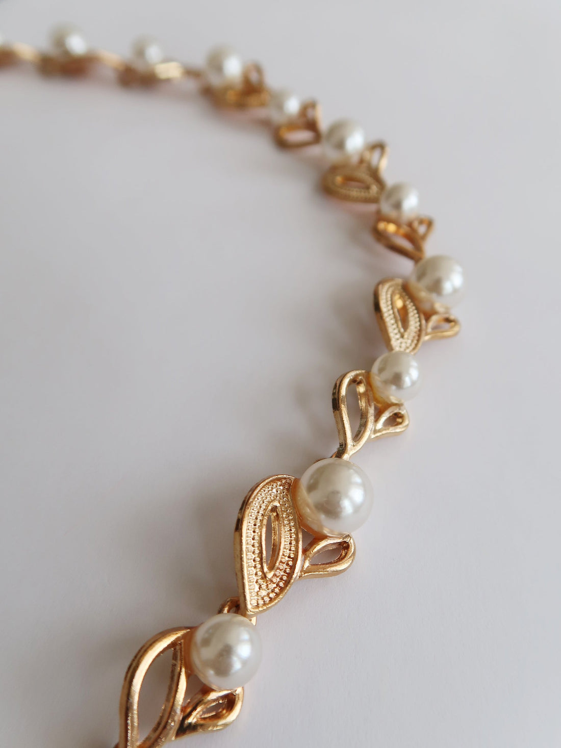 Rosalind - Pearl and Metal Chain with Golden Carabiners