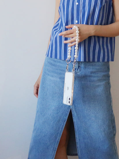 A short white pearl chain attached to phone be worn around the waist.